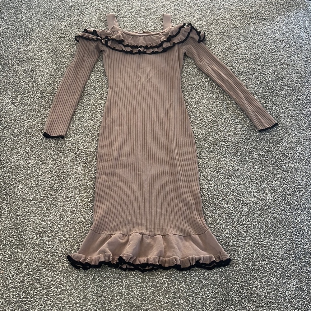 Open shoulder dress with long sleeves - Picture 3 of 4